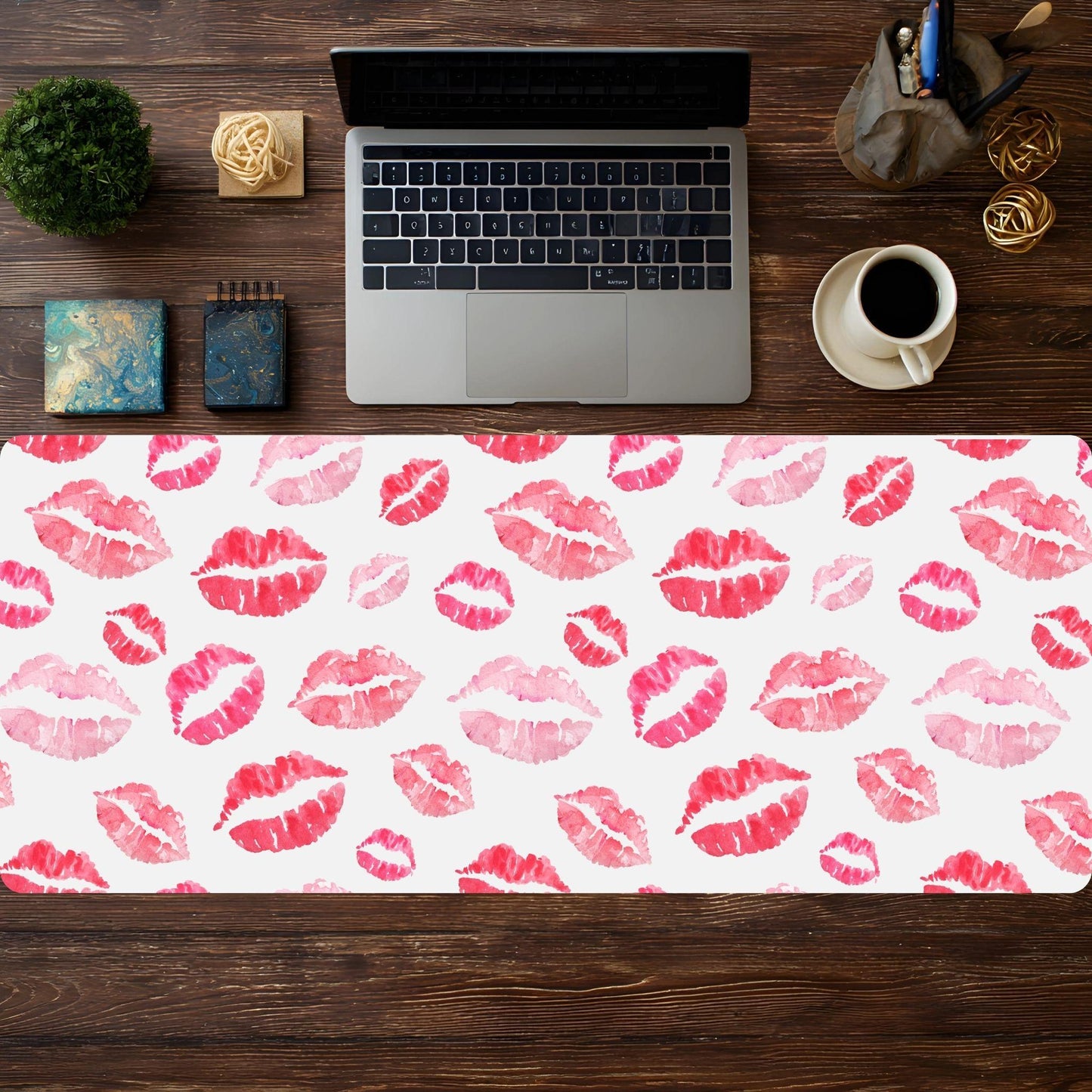 Hot Lips - HEYITSTRENDY