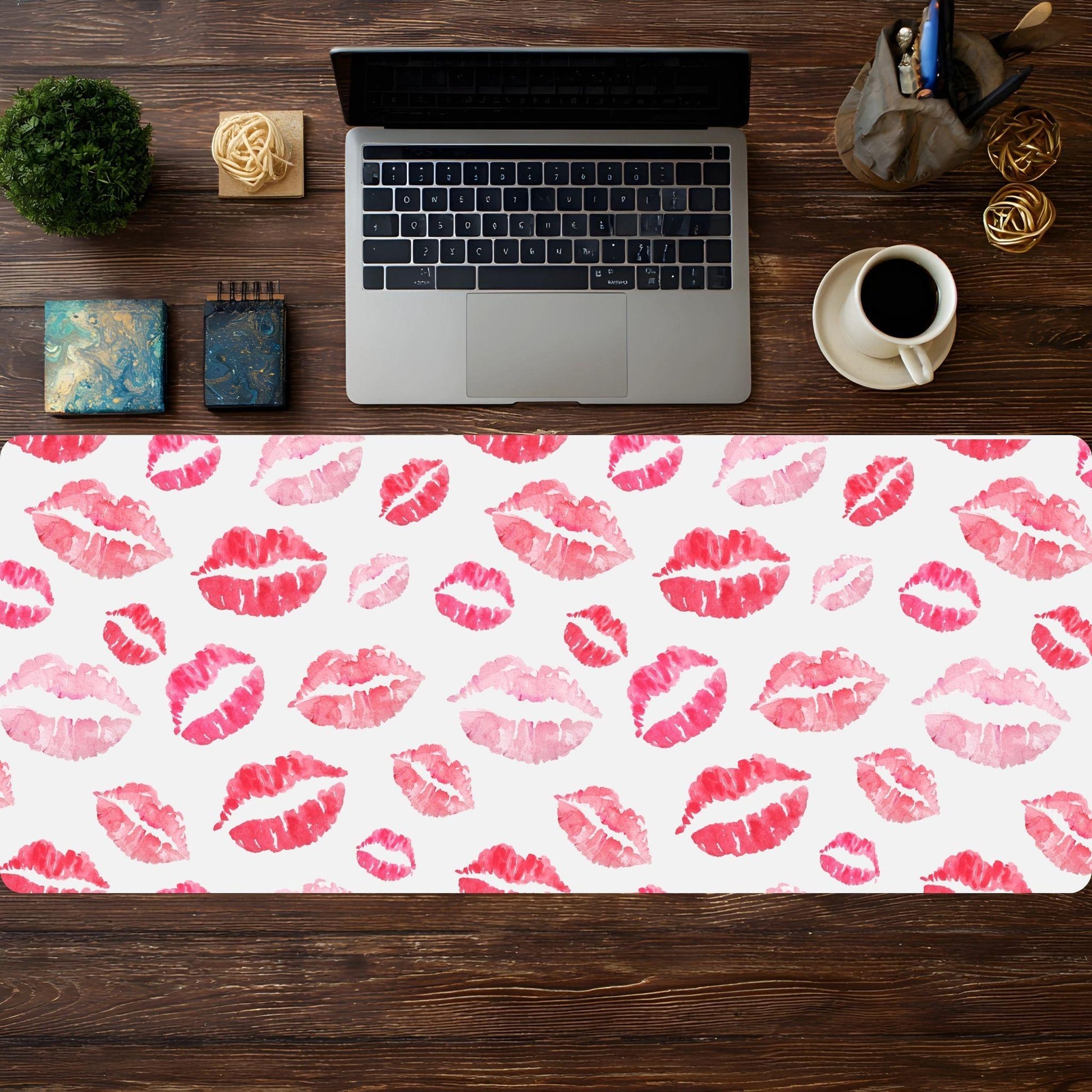 Hot Lips - HEYITSTRENDY